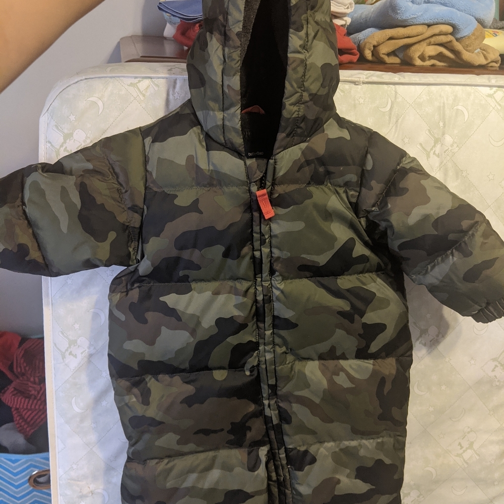 Baby boys Gap insulated puffer snowsuit size 6-12